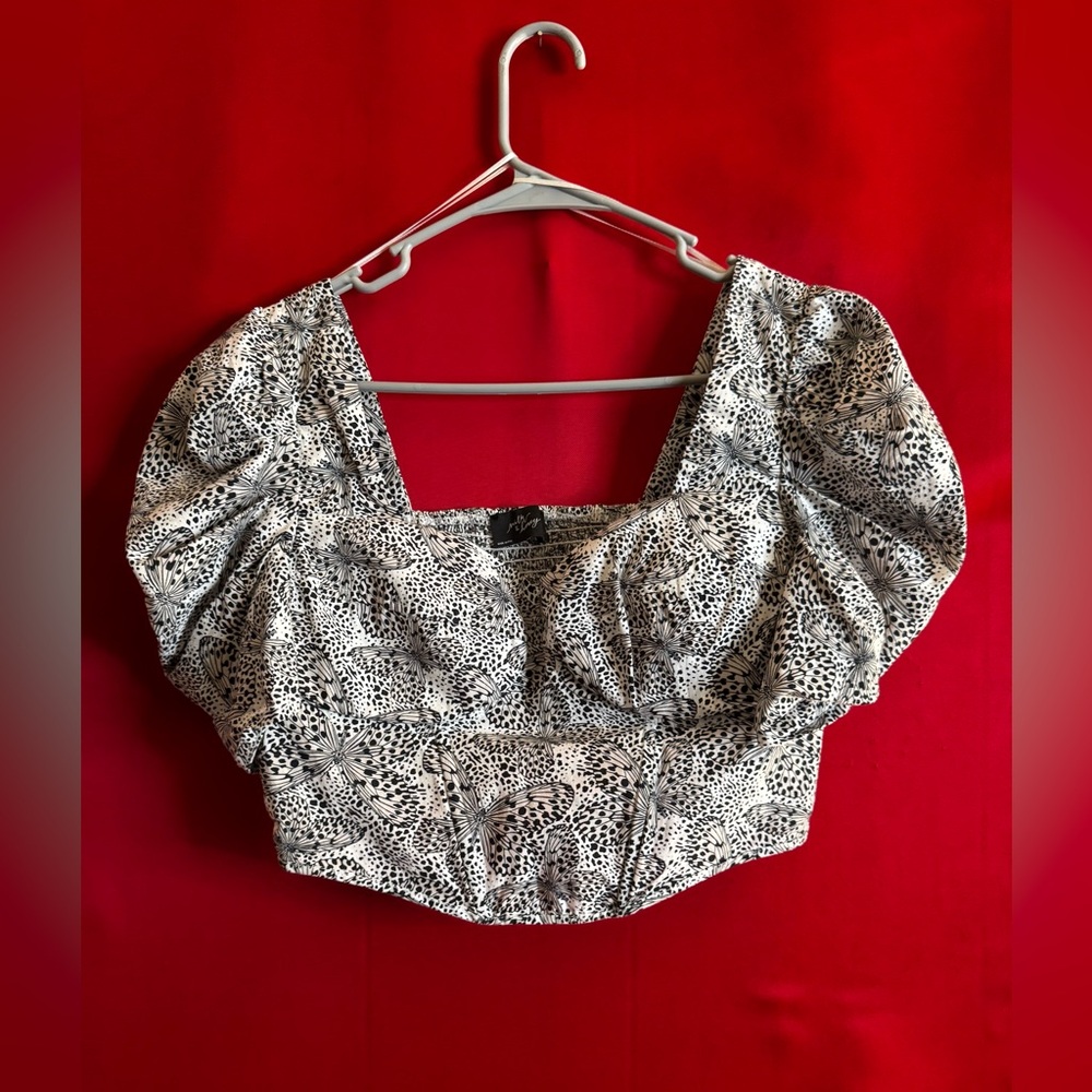 #314-Milk & Honey Black/White Puff Sleeve Crop Top In EUC! Size Medium